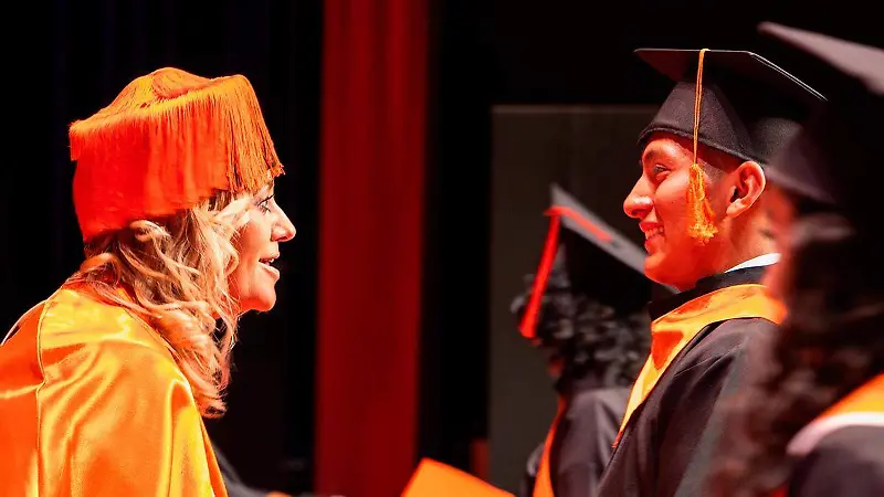 La Universidad IEU no solo celebra un logro académico, celebra la capacidad de sus egresados para conciliar trabajo B.